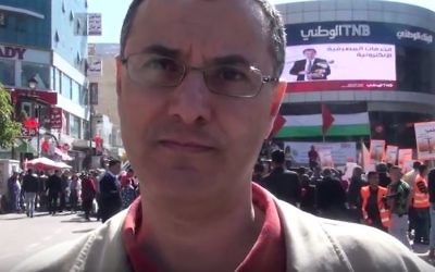Omar Barghouti, cofondateur du mouvement de Boycott, Désinvestissement et Sanctions (BDS) contre Israël, à Ramallah en février 2016. (Crédit : capture d'écran YouTube) Omar Barghouti, cofondateur du mouvement de Boycott, Désinvestissement et Sanctions (BDS) contre Israël, à Ramallah en février 2016. (Crédit : capture d'écran YouTube)