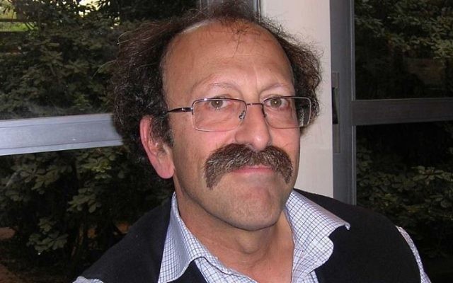 David Shulman, linguiste spécialiste de la culture et des langues indiennes, professeur à l'université Hébraïque, a reçu le prix Israël en 2016. Photographie de 2008. (Crédit : Tzahy Lerner, modifié par Gridge, via WikiCommons)