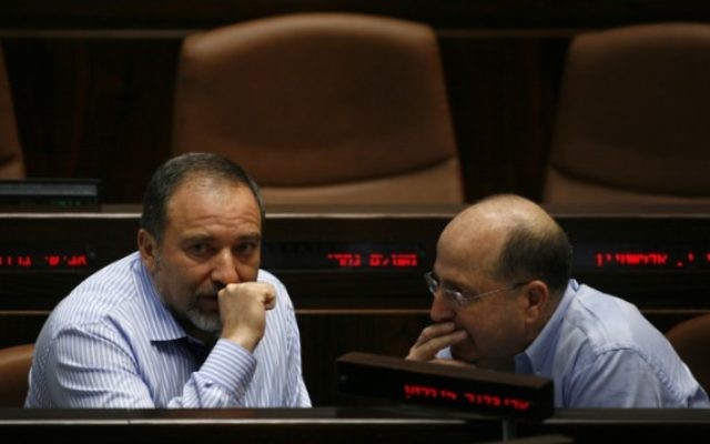 Avigdor Liberman (à gauche) et Moshe Yaalon à la Knesset, en juin 2009. (Crédit : Miriam Alster/Flash90)