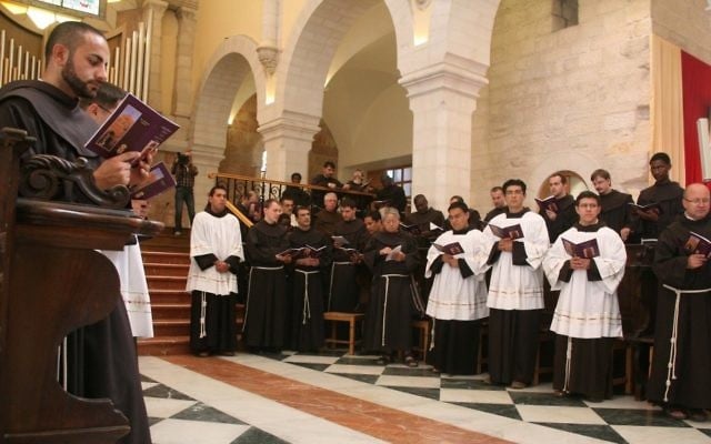 Pierbattista Pizzaballa à l'église de Sainte-Catherine à Bethléem, en novembre 2010. (Crédit : Najeh Haslamoun / Flash90) Pierbattista Pizzaballa à l'église de Sainte-Catherine à Bethléem, en novembre 2010. (Crédit : Najeh Haslamoun / Flash90)
