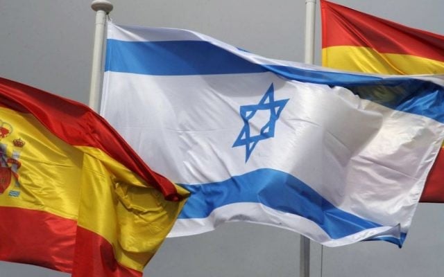 Les drapeaux espagnol et israélien à la cérémonie d'accueil de Shimon Peres, alors président, à Madrid, en Espagne, le 21 février 2011 (Crédit : Amos Ben Gershom/GPO/FLASH90) Les drapeaux espagnol et israélien à la cérémonie d'accueil de Shimon Peres, alors président, à Madrid, en Espagne, le 21 février 2011 (Crédit : Amos Ben Gershom/GPO/FLASH90)