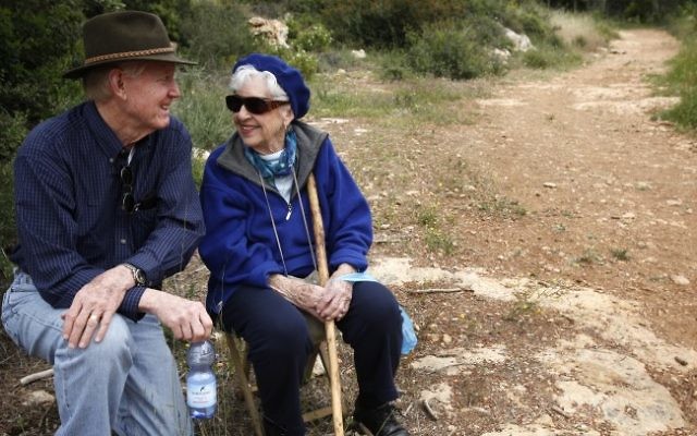 Un couple âgé se promène dans la forêt de Jérusalem (Crédit : photo d'illustration : Miriam Alster/Flash90) Un couple âgé se promène dans la forêt de Jérusalem (Crédit : photo d'illustration : Miriam Alster/Flash90)