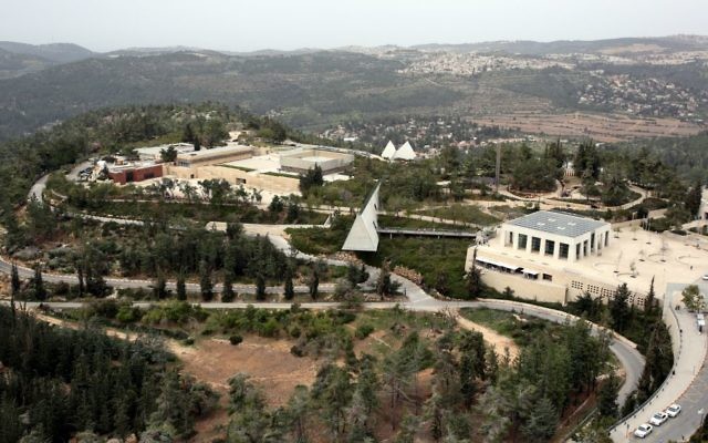 Une vue aérienne de Yad Vashem et du mont Herzl à Jérusalem. Illustration. (Crédit : Yossi Zamir/Flash90) Une vue aérienne de Yad Vashem et du mont Herzl à Jérusalem. Illustration. (Crédit : Yossi Zamir/Flash90)