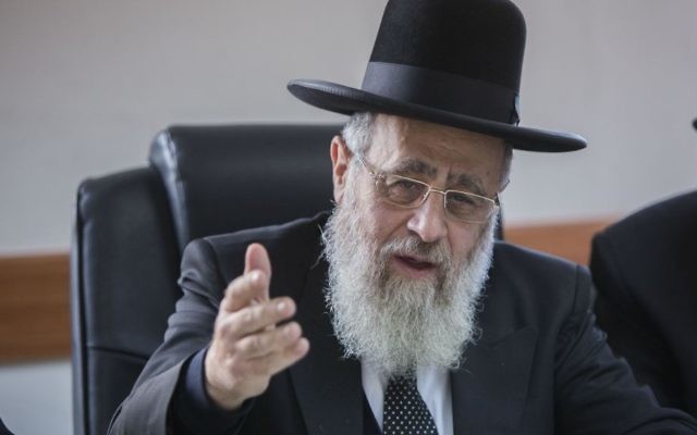 Le grand rabbin séfarade d'Israël Yitzhak Yosef en novembre 2014. (Crédit : Yonatan Sindel/Flash90) Le grand rabbin séfarade d'Israël Yitzhak Yosef en novembre 2014. (Crédit : Yonatan Sindel/Flash90)