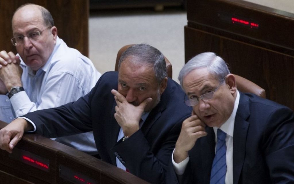 Le Premier ministre Benjamin Netanyahu, à droite, Avigdor Liberman, au centre, et Moshe Yaalon, à la Knesset, le 12 novembre 2014. (Crédit: Miriam Alster/Flash90) Le Premier ministre Benjamin Netanyahu, à droite, Avigdor Liberman, au centre, et Moshe Yaalon, à la Knesset, le 12 novembre 2014. (Crédit: Miriam Alster/Flash90)