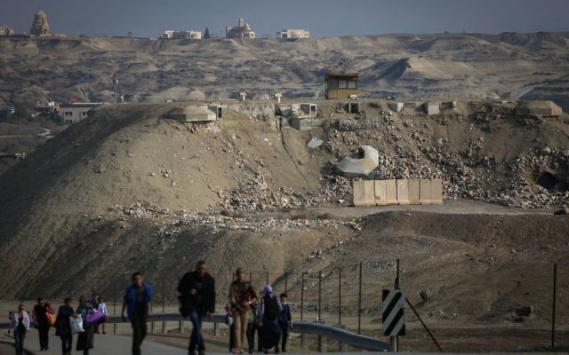 Un poste-frontière de l'armée israélienne à Qasr al-Yehud, près du Jourdain et de la frontière israélo-jordanienne, le 18 janvier 2015. (Crédit : Hadas Parush/Flash90) Un poste-frontière de l'armée israélienne à Qasr al-Yehud, près du Jourdain et de la frontière israélo-jordanienne, le 18 janvier 2015. (Crédit : Hadas Parush/Flash90)