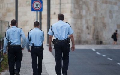 Policiers israéliens devant la Vieille Ville de Jérusalem. Illustration. (Crédit : Nati Shohat/Flash90)