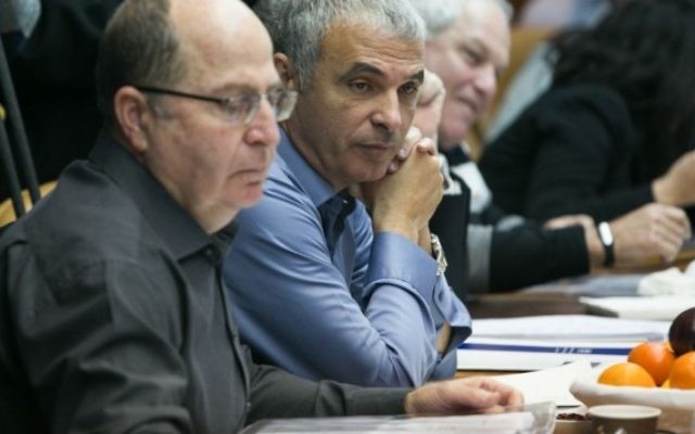 Le ministre de la Défense Moshe Yaalon (à gauche) et le ministre des Finances Moshe Kahlon pendant la réunion hebdomadaire du gouvernement dans les bureaux du Premier ministre à Jérusalem, le 24 janvier 2016. (Crédit : Ohad Zwigenberg/POOL)