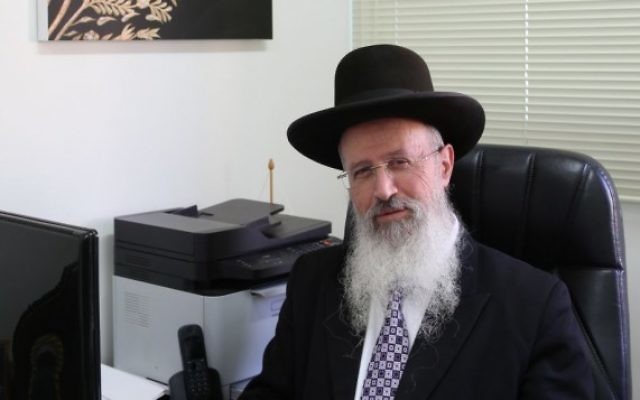 Le rabbin Avraham Yossef dans les bureaux du rabbinat de Holon, le 17 février 2016. (Crédit : Yaakov Cohen/Flash90)