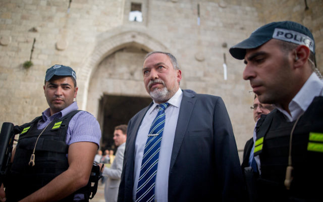 Le député Avigdor Liberman visite la porte de Damas dans la Vieille Ville de Jérusalem, suite à un attentat terroriste, le 9 mars 2016. (Crédit : Yonatan Sindel/Flash90) Le député Avigdor Liberman visite la porte de Damas dans la Vieille Ville de Jérusalem, suite à un attentat terroriste, le 9 mars 2016. (Crédit : Yonatan Sindel/Flash90)