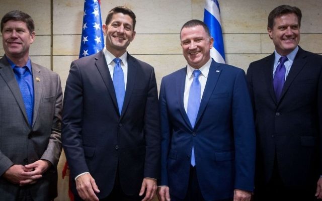 Paul Ryan, deuxième à gauche, avec le président de la Knesset, Yuli Edelstein, deuxième à droite, à la Knesset, le 4 avril 2016. (Crédit : Miriam Alster/Flash90)