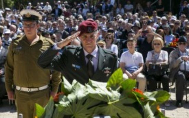 Le vice chef d'Etat-major de l'armée israélienne, Yair Golan, pendant une cérémonie mémorielle au musée de Yad Vashem le jour de Yom HaShoah, le 5 mai 2016. (Crédit : Olivier Fitoussi/Pool) Le vice chef d'Etat-major de l'armée israélienne, Yair Golan, pendant une cérémonie mémorielle au musée de Yad Vashem le jour de Yom HaShoah, le 5 mai 2016. (Crédit : Olivier Fitoussi/Pool)