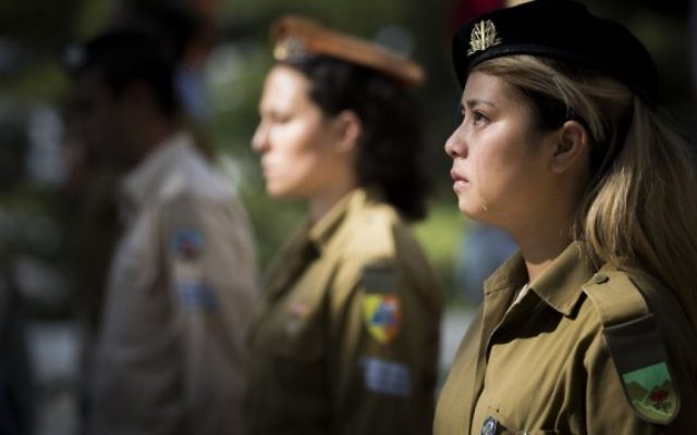 Soldats israéliens pendant une cérémonie du drapeau au cimetière militaire du mont Herzl à Jérusalem, le 8 avril 2016. (Crédit : Yonatan Sindel/Flash90)