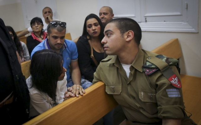 Elor Azaria, le soldat israélien qui a abattu un attaquant palestinien désarmé et neutralisé en mars 2016 à Hébron devant la cour militaire de Jaffa, le 9 mai 2016. (Crédit : Flash90) Elor Azaria, le soldat israélien qui a abattu un attaquant palestinien désarmé et neutralisé en mars 2016 à Hébron devant la cour militaire de Jaffa, le 9 mai 2016. (Crédit : Flash90)