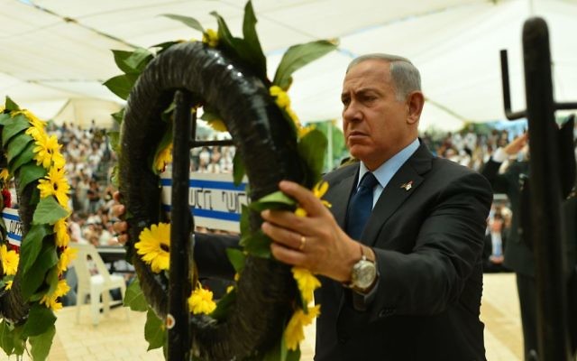 Le Premier ministre Benjamin Netanyahu lors d'une cérémonie à Yom HaZikaron à la mémoire des victimes du terrorisme, au cimetière militaire du mont Herzl à Jérusalem, le 11 mai 2016 (Crédit : Kobi Gideon / GPO) Le Premier ministre Benjamin Netanyahu lors d'une cérémonie à Yom HaZikaron à la mémoire des victimes du terrorisme, au cimetière militaire du mont Herzl à Jérusalem, le 11 mai 2016 (Crédit : Kobi Gideon / GPO)