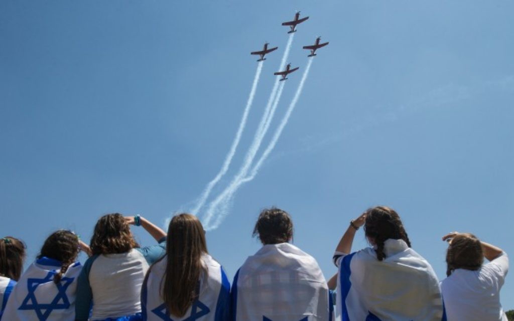 Le spectacle militaire aérien vu depuis Jérusalem, pour le 68e Yom HaAtsmaout du pays, le 12 mai 2016. (Crédit : Yonatan Sindel/Flash90)