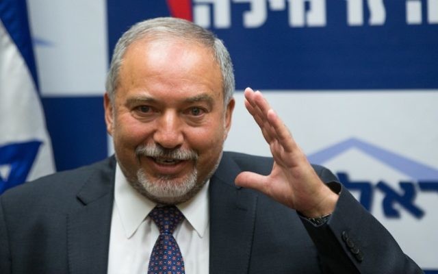 Le chef du parti Yisrael Beytenu, Avigdor Liberman, prend la parole lors d'une conférence de presse à la Knesset, le 18 mai 2016 (Crédit : Yonatan Sindel/Flash90)
