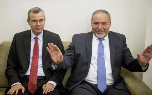 Avigdor Liberman (à droite) et Yariv Levin durant les pourparlers pour la coalition, jeudi matin, le 19 mai 2016. (Crédit : Yonatan Sindel/Flash90)