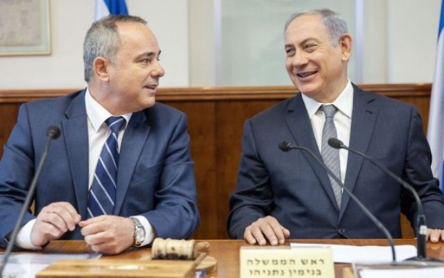 Le Premier ministre Benjamin Netanyahu (à droite) et le ministre de l'Energie Yuval Steinitz pendant la réunion hebdomadaire du cabinet, à Jérusalem, le 22 mai 2016. (Crédit : Emil Salman/Pool)