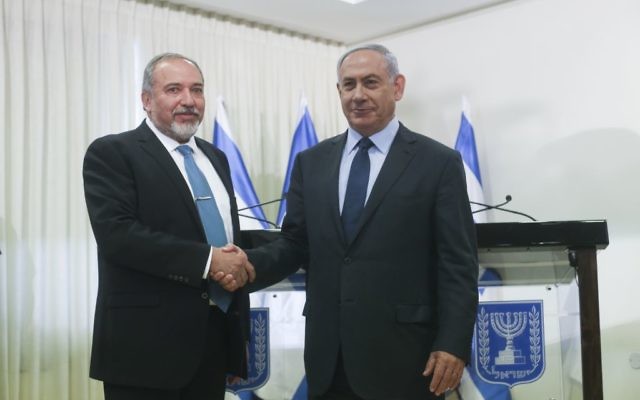 Le Premier ministre Benjamin Netanyahu (à droite) et le chef du parti Yisrael Beytenu Avigdor Liberman après la signature de l'accord de coalition, à la Knesset, le mercredi 25 mai 2016. (Crédit : Yonatan Sindel/Flash90)