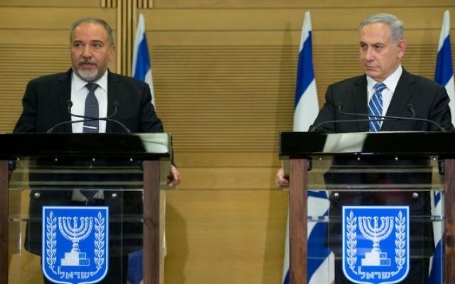 Le Premier ministre Benjamin Netanyahu (à droite) et le ministre de la Défense Avigdor Liberman pendant une conférence de presse commune à la Knesset, le 30 mai 2016. (Crédit : Yonatan Sindel/Flash90) Le Premier ministre Benjamin Netanyahu (à droite) et le ministre de la Défense Avigdor Liberman pendant une conférence de presse commune à la Knesset, le 30 mai 2016. (Crédit : Yonatan Sindel/Flash90)