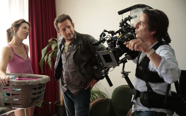 Le réalisateur Yvan Attal (à droite), avec Charlotte Gainsbourg et Dany Boon, pendant le tournage de Ils sont partout, à Paris. (Crédits : autorisation de Wild Bunch Productions)