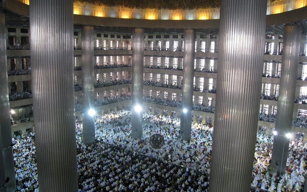 Des milliers de musulmans indonésiens à la mosquée Istiqlal, la plus grande mosquée d'Asie du sud-est, à Jakarta, en Indonésie, le 31 août 2011. (Crédit : Gunawan Kartapranata, travail personnel, CC BY-SA 3.0, via WikiCommons) Des milliers de musulmans indonésiens à la mosquée Istiqlal, la plus grande mosquée d'Asie du sud-est, à Jakarta, en Indonésie, le 31 août 2011. (Crédit : Gunawan Kartapranata, travail personnel, CC BY-SA 3.0, via WikiCommons)