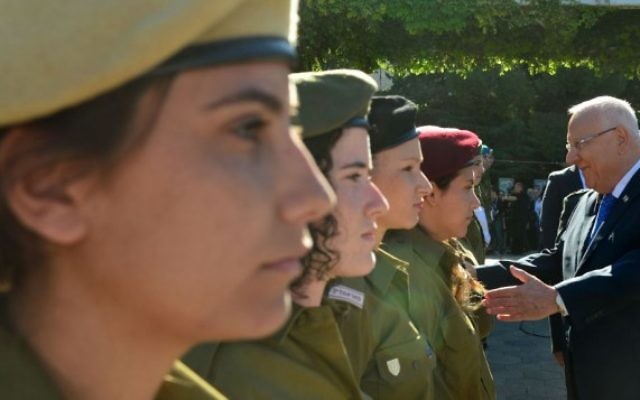 Le président Reuven Rivlin rencontre les soldats israéliens récompensés pour le service le jour de Yom HaAtsmaout, à la résidence présidentielle de Jérusalem, le 12 mai 2016. (Crédit : porte-parolat du président) Le président Reuven Rivlin rencontre les soldats israéliens récompensés pour le service le jour de Yom HaAtsmaout, à la résidence présidentielle de Jérusalem, le 12 mai 2016. (Crédit : porte-parolat du président)