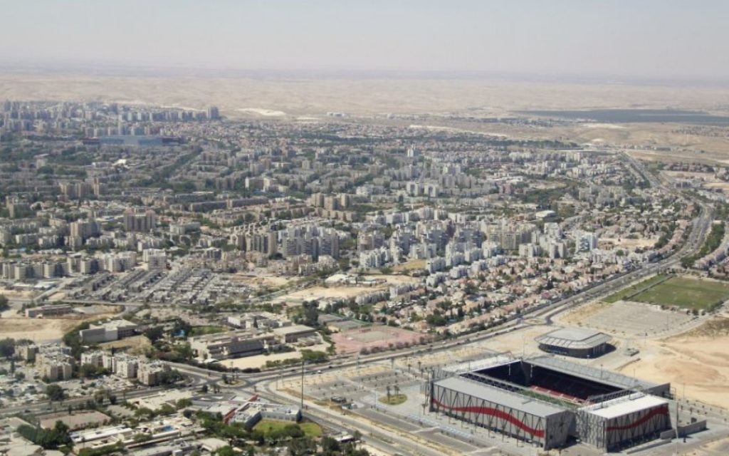 Beer Sheva, dans le sud du pays, vue pendant  le survol annuel de l’armée de l’air israélienne pour Yom HaAtsmaout, le 12 mai 2016. (Crédit : Judah Ari Gross/Times of Israel)