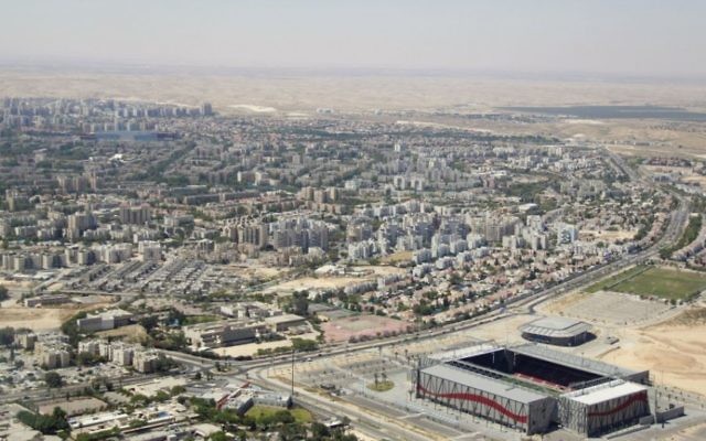 Beer Sheva, dans le sud du pays, vue pendant le survol annuel de l’armée de l’air israélienne pour Yom HaAtsmaout, le 12 mai 2016. (Crédit : Judah Ari Gross/Times of Israel) Beer Sheva, dans le sud du pays, vue pendant le survol annuel de l’armée de l’air israélienne pour Yom HaAtsmaout, le 12 mai 2016. (Crédit : Judah Ari Gross/Times of Israel)