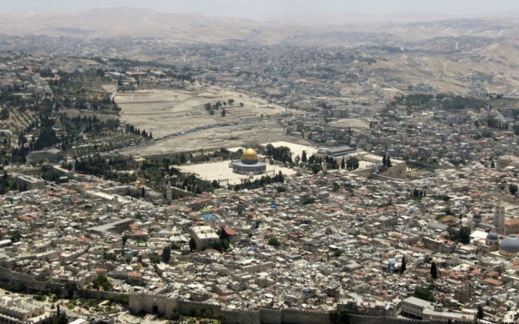 Le mont du temple et le mur Occidental à Jérusalem, depuis le survol annuel de l'armée de l'air israélienne pour Yom HaAtsmaout, le 12 mai 2016. (Crédit : Judah Ari Gross/Times of Israel)