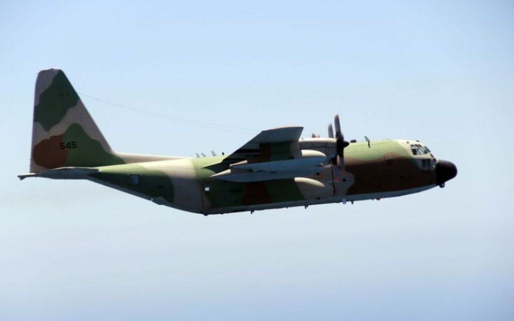 Un Hercules C-130 survole Israël pendant  le survol annuel de l’armée de l’air israélienne pour Yom HaAtsmaout, le 12 mai 2016. (Crédit : Judah Ari Gross/Times of Israel)
