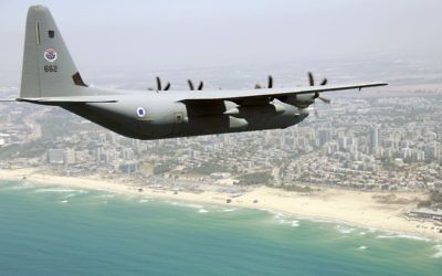 Un Super Hercules C-130J au-dessus de la côte israélienne lors du survol annuel de l’armée de l’air israélienne pour Yom HaAtsmaout, le 12 mai 2016. (Crédit : Judah Ari Gross/Times of Israel)