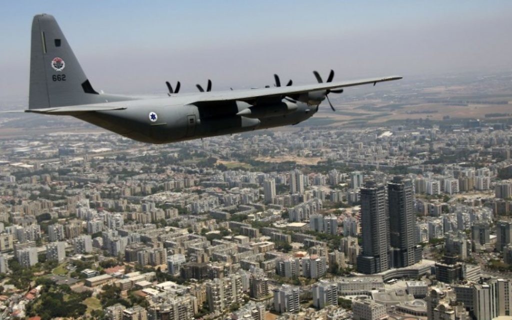 Un Super Hercules C-130J survole Ashdod pendant  le survol annuel de l’armée de l’air israélienne pour Yom HaAtsmaout, le 12 mai 2016. (Crédit : Judah Ari Gross/Times of Israel)