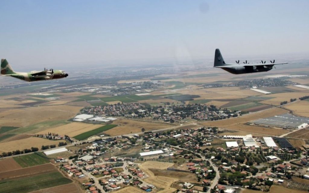 Un Super Hercules C-130J et un Hercules C-130 survolent Israël pendant  le survol annuel de l’armée de l’air israélienne pour Yom HaAtsmaout, le 12 mai 2016. (Crédit : Judah Ari Gross/Times of Israel)
