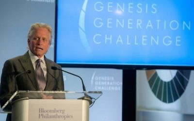 Michael Douglas pendant l'annonce des lauréats du Genesis Generation Challenge à New York, le 28 avril 2015. (Crédit : Flickr via JTA)
