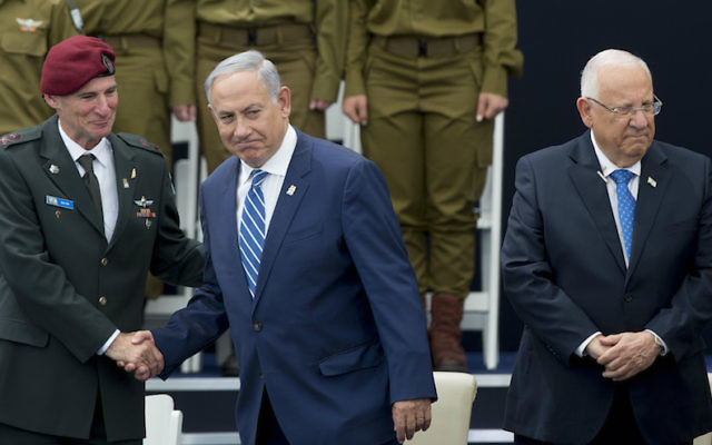 Le Premier ministre Benjamin Netanyahu (au centre) avec le vice chef d'Etat-major, Yair Golan, et le président Reuven Rivlin (à droite), pour Yom HaAtsmaout, à Jérusalem, le 12 mai 2016. (Crédit : Yonatan Sindel/Flash90) Le Premier ministre Benjamin Netanyahu (au centre) avec le vice chef d'Etat-major, Yair Golan, et le président Reuven Rivlin (à droite), pour Yom HaAtsmaout, à Jérusalem, le 12 mai 2016. (Crédit : Yonatan Sindel/Flash90)