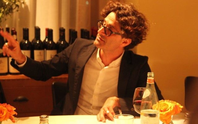 Raphaël Zagury-Orly, commissaire de la Nuit de la Philosophie à Tel Aviv, donne une conférence sur Heiddeger au restaurant La Cantina, le 26 mai 2016. (Crédits : Marine Crouzet/Ambassade de France en Israël)