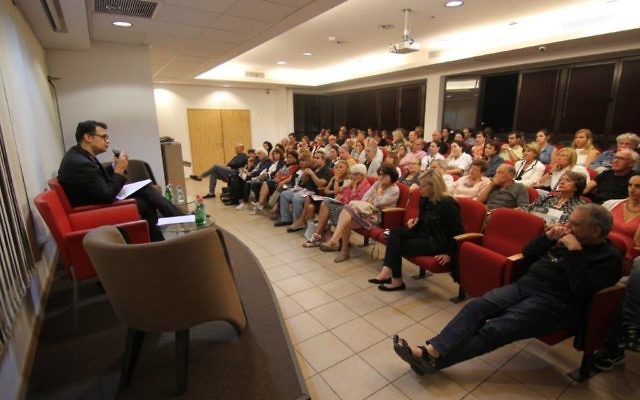 Le sociologue Patrick Savidan donne une conférence dans l'auditorium de l'Institut français de Tel Aviv, lors de la Nuit de la Philosophie, le 26 mai 2016. (Crédits : Marine Crouzet / Ambassade de France en Israël)
