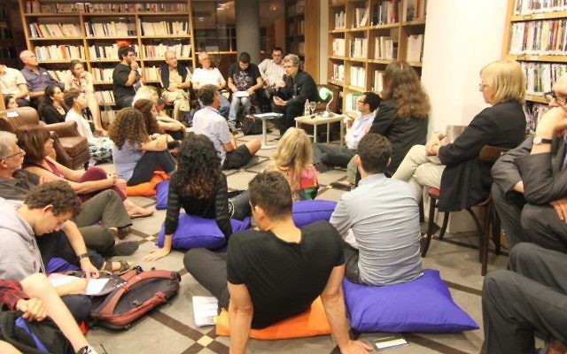 Conférence dans la médiathèque de l'Institut français de Tel Aviv, La Closerie, lors de la Nuit de la Philosophie, le 26 mai 2016. (Crédits : Marine Crouzet / Ambassade de France en Israël)