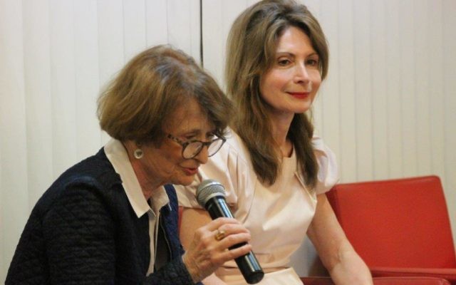 Myriam Revault d'Allones (tenant le micro), avec Monique Canto-Sperber, lors de la Nuit de la Philosophie à l'Institut français de Tel Aviv, le 26 mai 2016. (Crédits : Marine Crouzet / Ambassade de France en Israël)