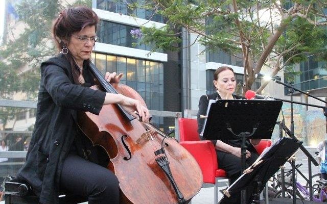 Gila Almagor (à dr.) lit un texte d'Albert Camus, accompagnée par la violoncelliste Sonia Wieder-Atherton, lors de la Nuit de la Philosophie à Tel Aviv, le 26 mai 2016. (Crédits : Marine Crouzet / Ambassade de France en Israël)