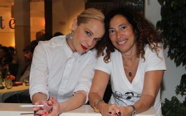 Tilla Rudel (à dr.), attachée culturelle de l'Institut Français et directrice de la Nuit de la Philosophie de Tel Aviv, avec Alona Kimhi, le 26 mai 2016. (Crédits : Marine Crouzet / Ambassade de France en Israël)