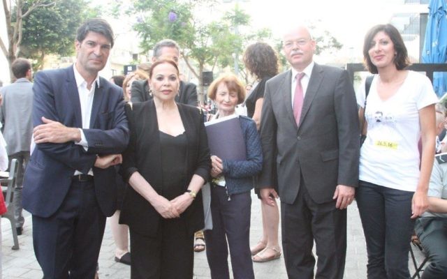 De gauche à droite : Patrick Maisonnave, ambassadeur de France en Israël ; Gila Almagor ; Myriam Revault d'Allonnes ; Dr Clemens von Goetze, ambassadeur d'Allemagne en Israël et Barbara Wolffer, conseillère culturelle à l'ambassade en France en Israël, le 26 mai 2016. (Crédits : Marine Crouzet / Ambassade de France en Israël)