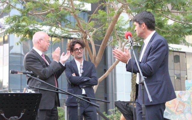 Les deux ambassadeurs félicitent Raphaël Zagury-Orly, commissaire de l'événement, le 26 mai 2016. (Crédits : Marine Crouzet / Ambassade de France en Israël)
