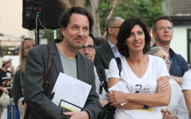 Barbara Wolffer, conseillère culturelle à l'Ambassade de France en Israël, avec Wolf Iro, directeur de l'Institut Goethe, lors de la Nuit de la Philosophie à Tel Aviv, le 26 mai 2016. (Crédits : Marine Crouzet / Ambassade de France en Israël)