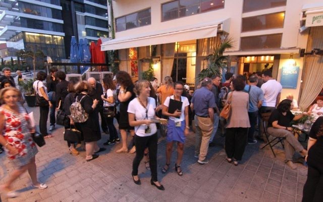 Des personnes font la queue pour entrer dans l'Institut français de Tel Aviv, lors de la Nuit de la Philosophie, le 26 mai 2016. (Crédits : Marine Crouzet / Ambassade de France en Israël)