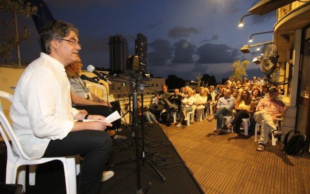 Une conférence sur le toit-terrasse de l'Institut français lors de la Nuit de la philosophie à Tel Aviv, le 26 mai 2016. (Crédits : Marine Crouzet / Ambassade de France en Israël)