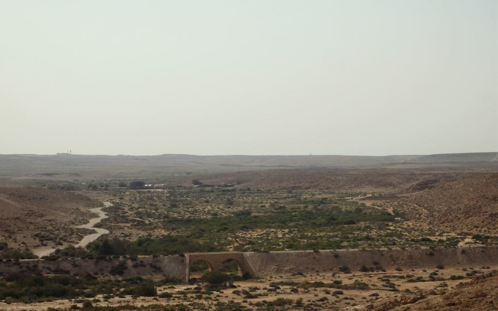 Panomara du Néguev depuis le village d'Ezuz, le 28 mai 2016. (Crédits : Héloïse Fayet / Times of Israel)