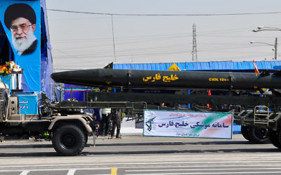 Un missile balistique Khalij Fars pendant une parade militaire en Iran. (Crédit : armée iranienne/CC BY-SA 3.0/WikiMedia)